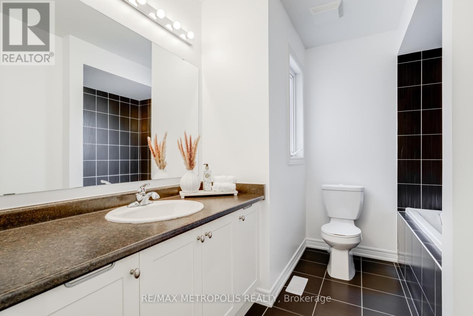 Photo 21 of 21 Sky Harbour Drive, Brampton ON