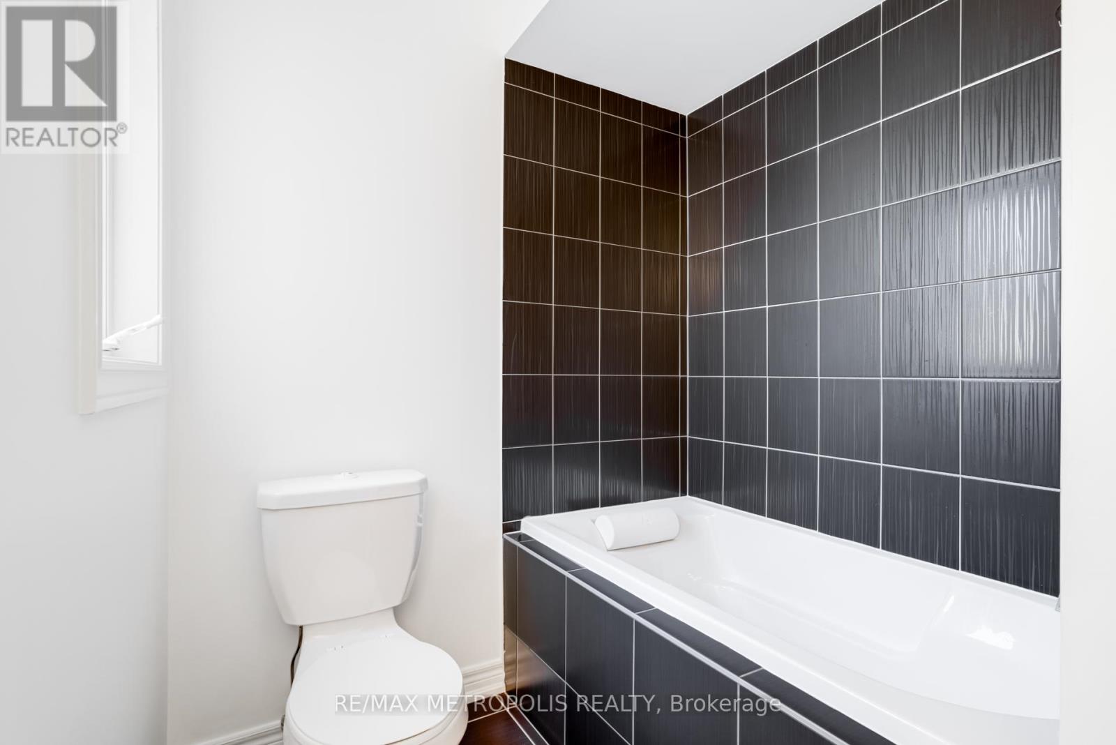 Photo 24 of 21 Sky Harbour Drive, Brampton ON