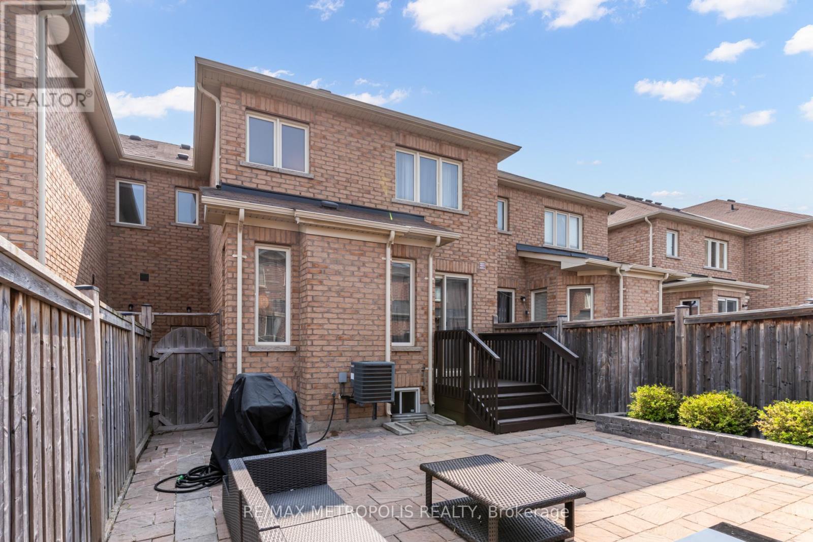 Photo 5 of 21 Sky Harbour Drive, Brampton ON