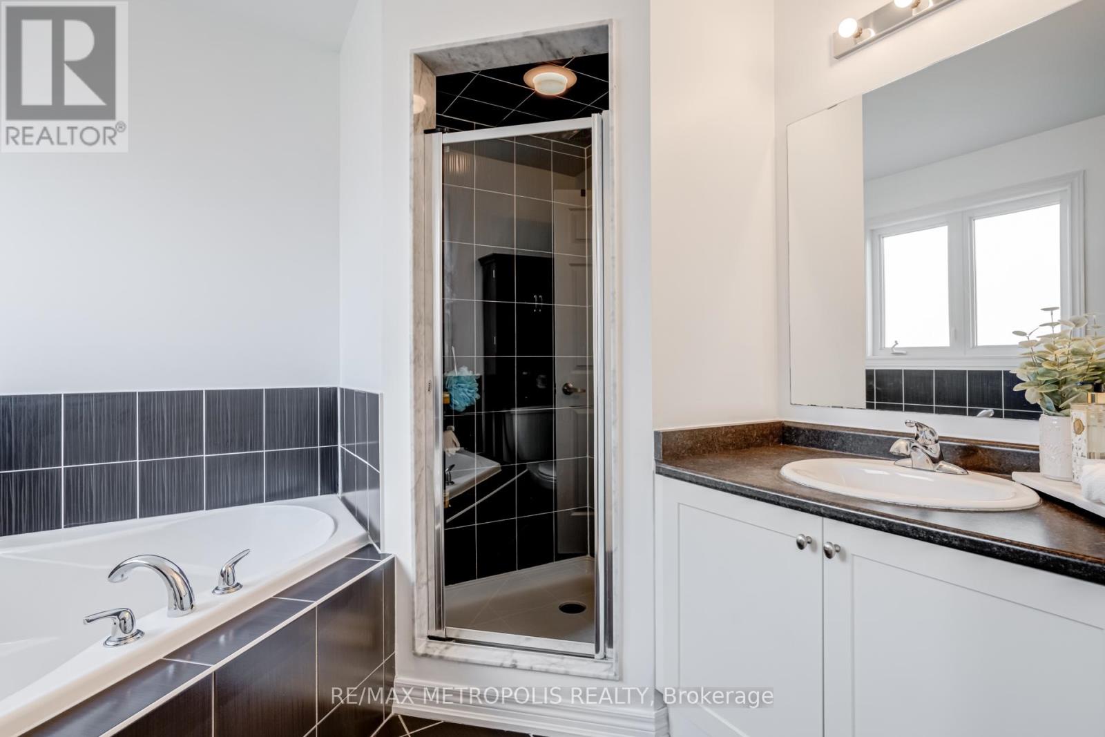 Photo 10 of 21 Sky Harbour Drive, Brampton ON