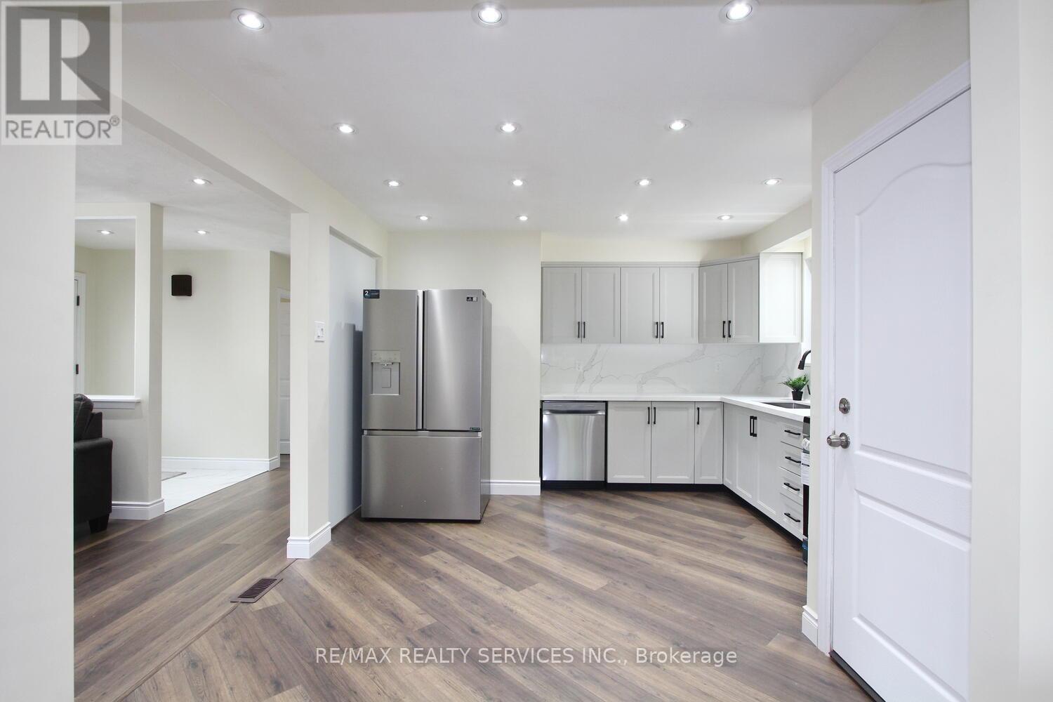 Photo 44 of 32 Sanford Crescent, Brampton ON