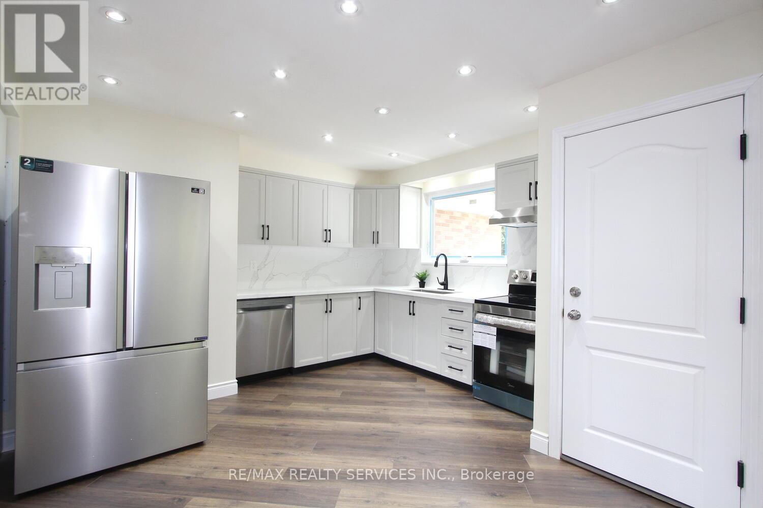Photo 35 of 32 Sanford Crescent, Brampton ON