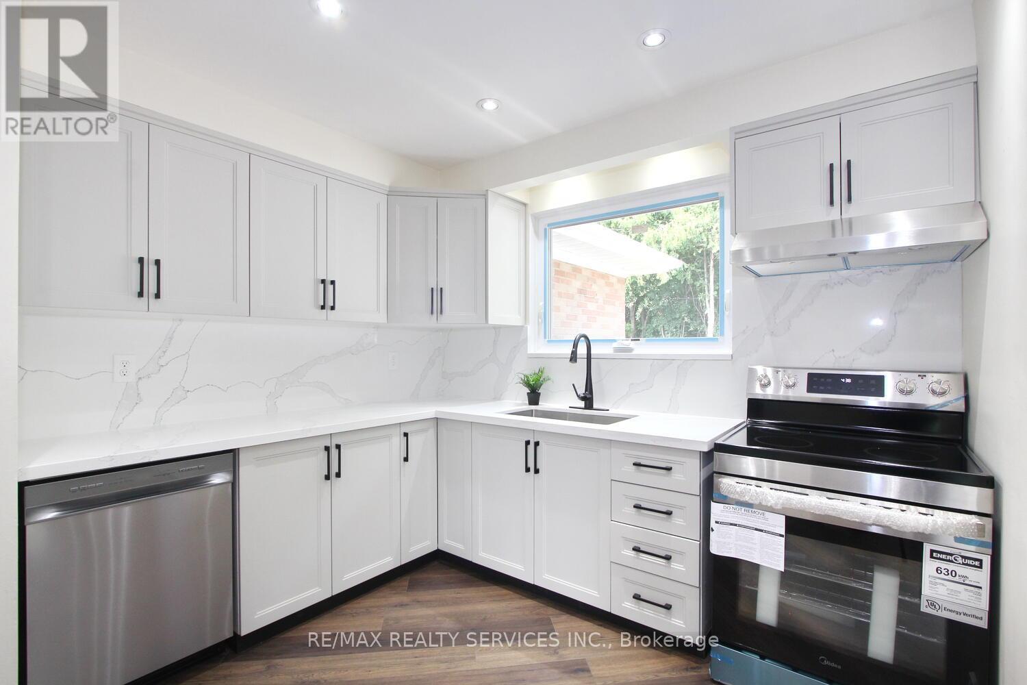 Photo 24 of 32 Sanford Crescent, Brampton ON