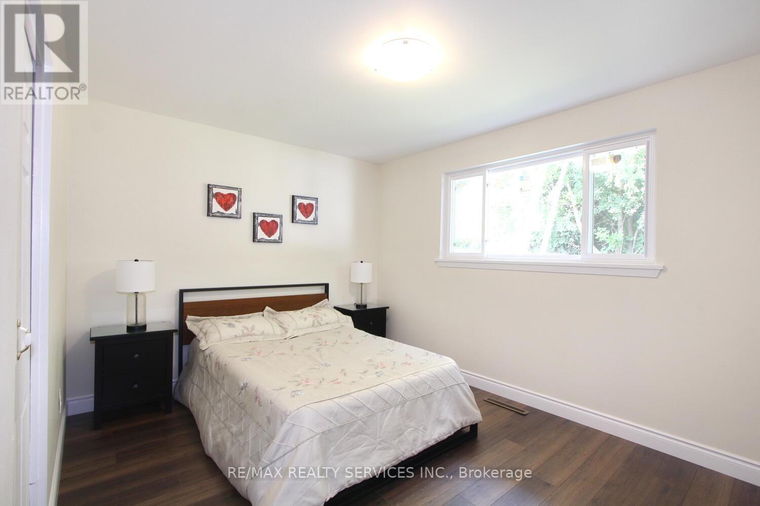 Photo 12 of 32 Sanford Crescent, Brampton ON