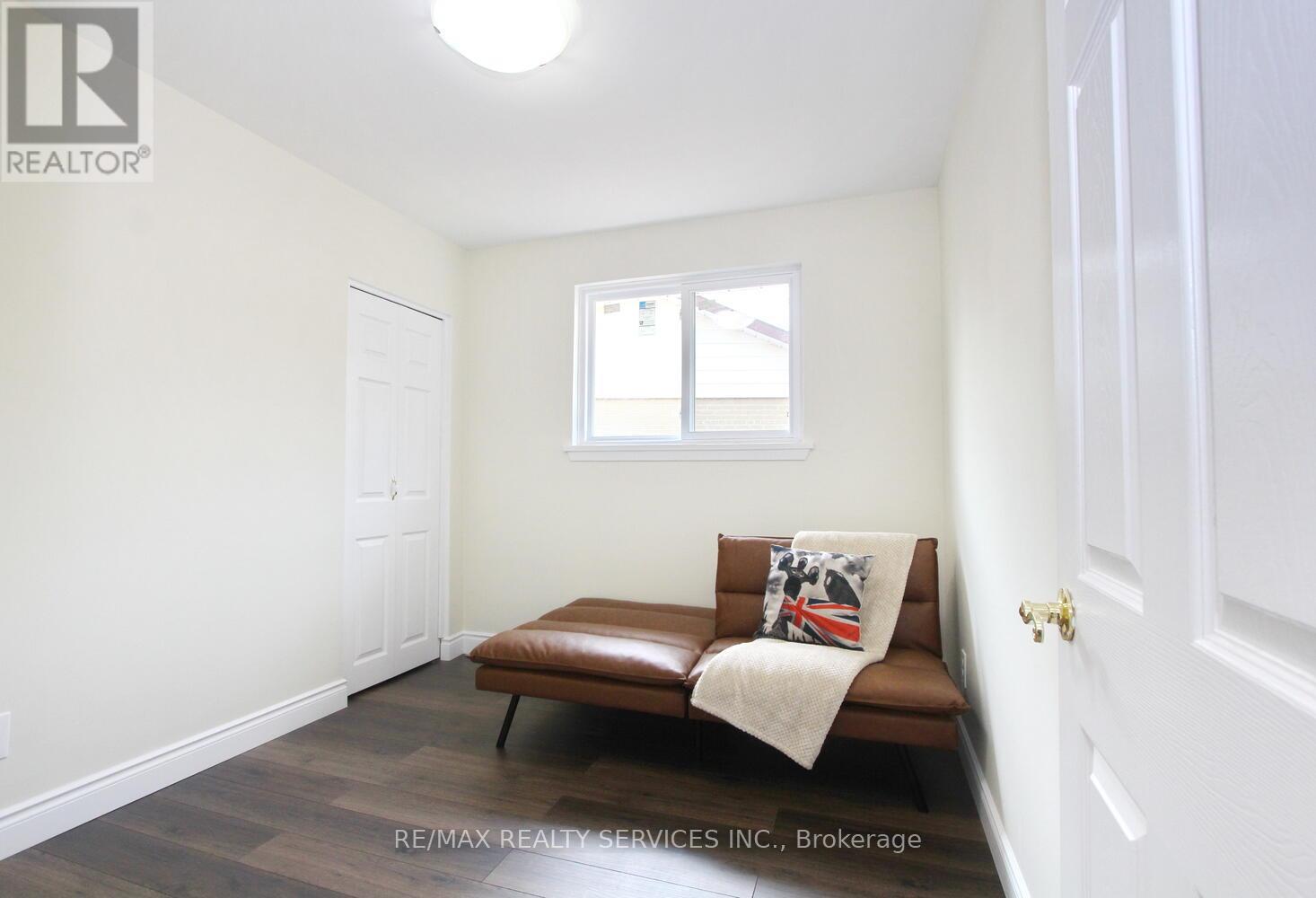 Photo 13 of 32 Sanford Crescent, Brampton ON