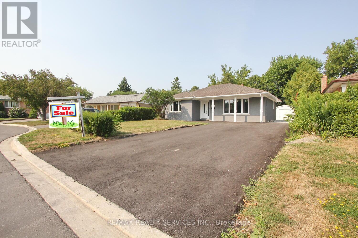 Photo 14 of 32 Sanford Crescent, Brampton ON