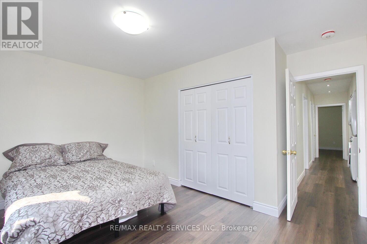 Photo 3 of 32 Sanford Crescent, Brampton ON