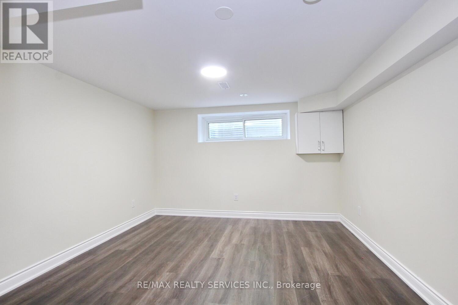 Photo 8 of 32 Sanford Crescent, Brampton ON