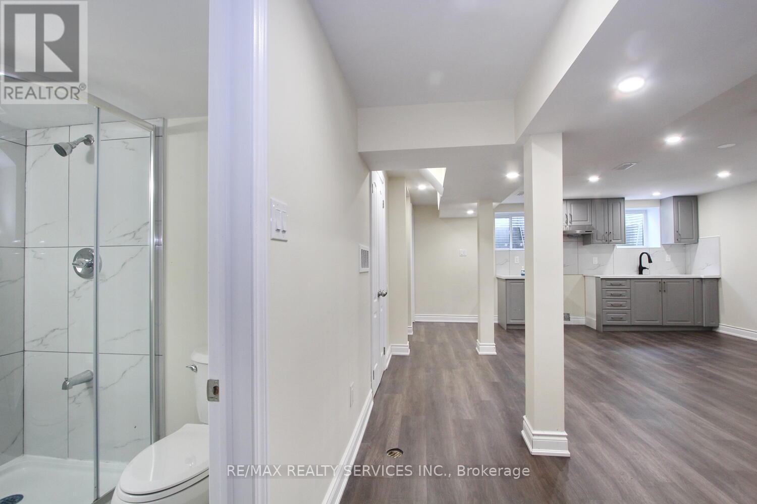 Photo 9 of 32 Sanford Crescent, Brampton ON
