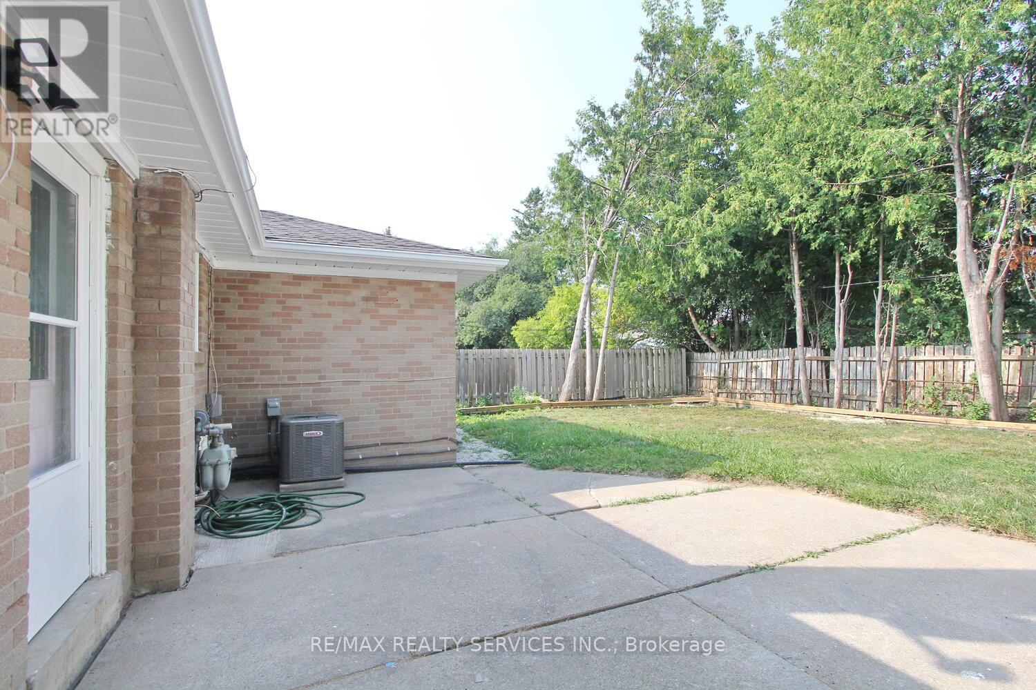 Photo 5 of 32 Sanford Crescent, Brampton ON