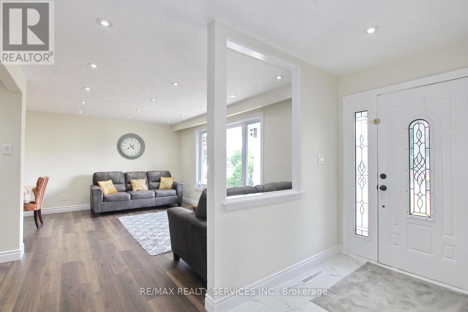 Photo 39 of 32 Sanford Crescent, Brampton ON