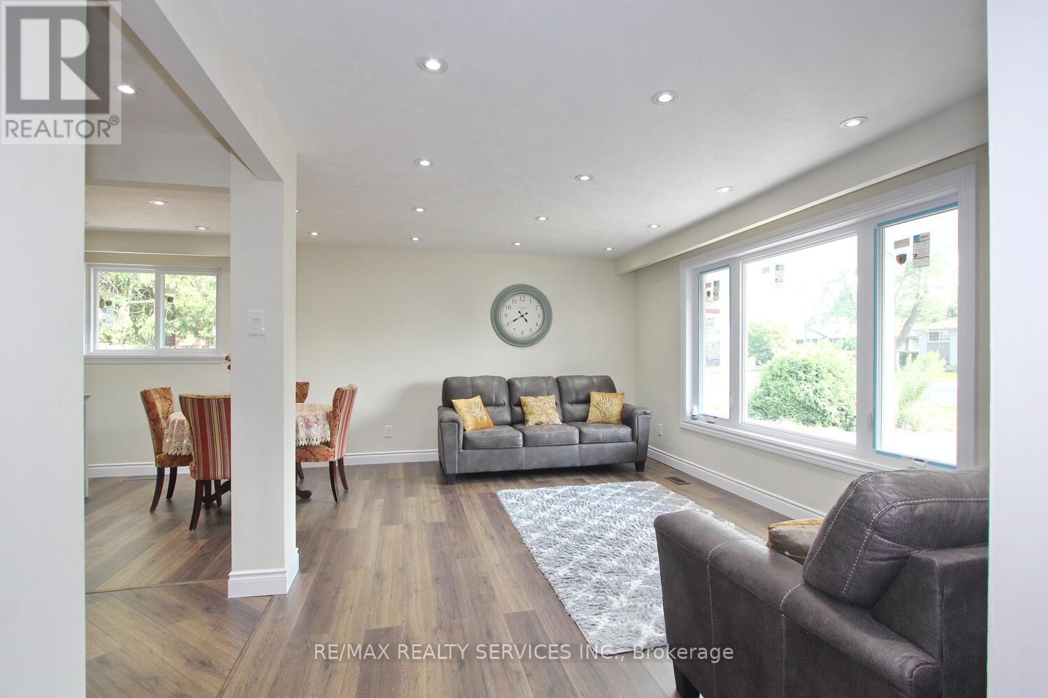 Photo 4 of 32 Sanford Crescent, Brampton ON