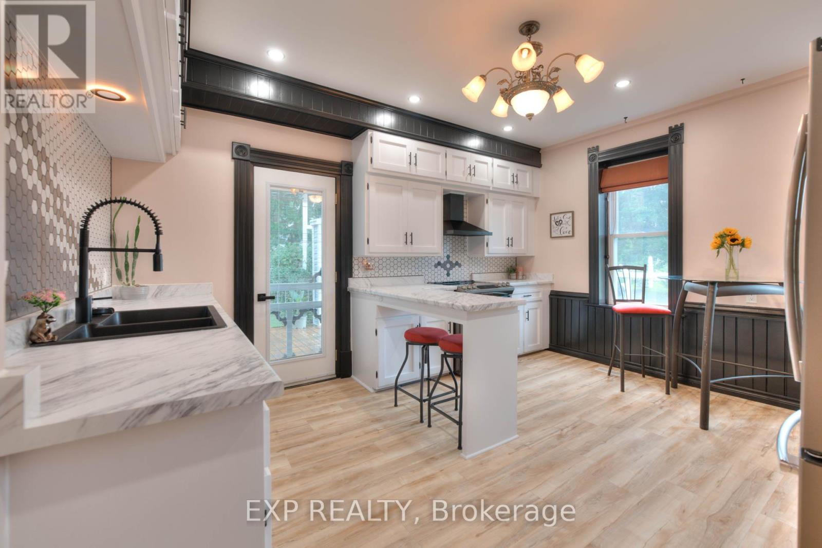 Photo 10 of 2027 Victoria Street, Howick ON