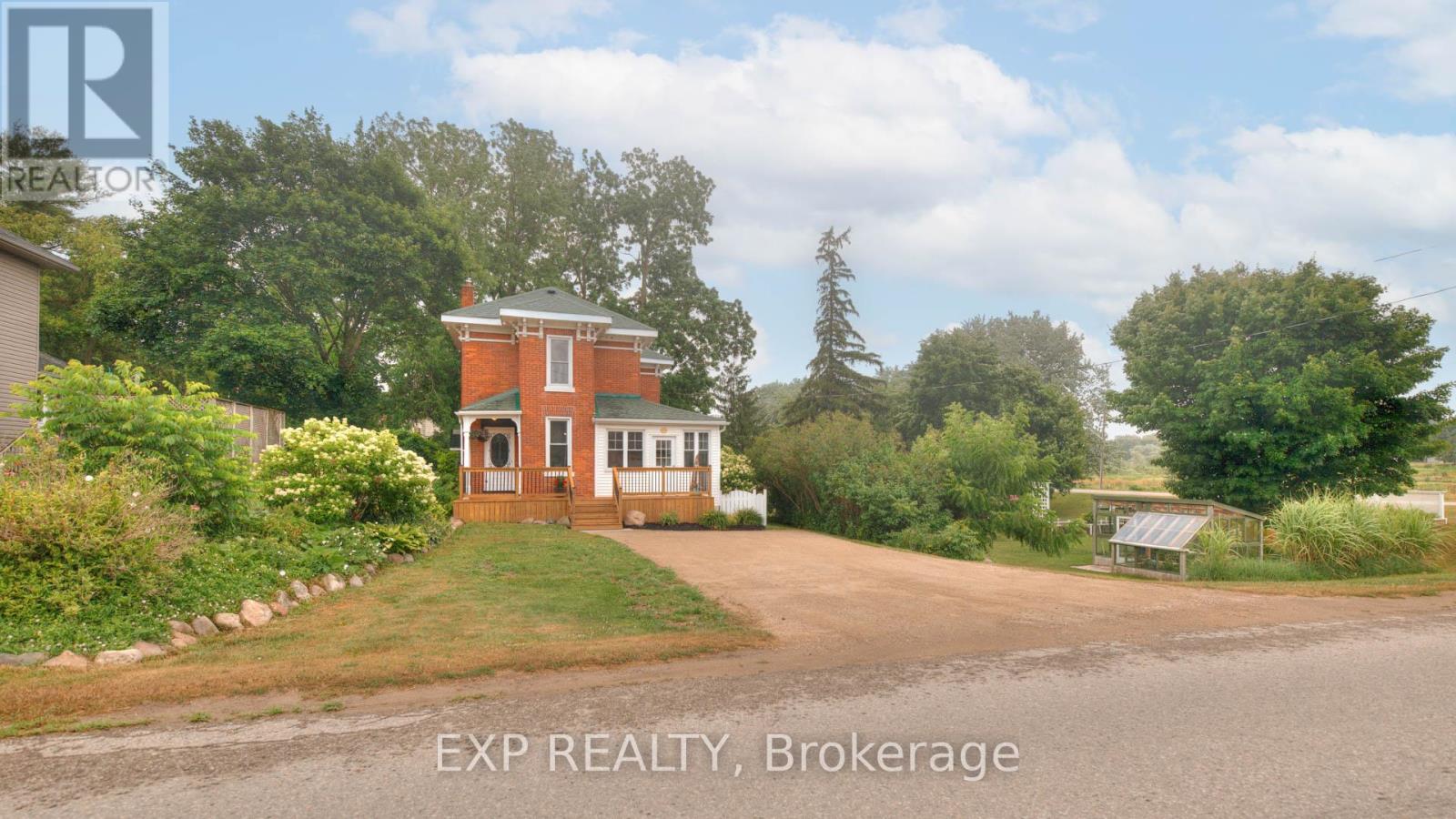 Photo 2 of 2027 Victoria Street, Howick ON