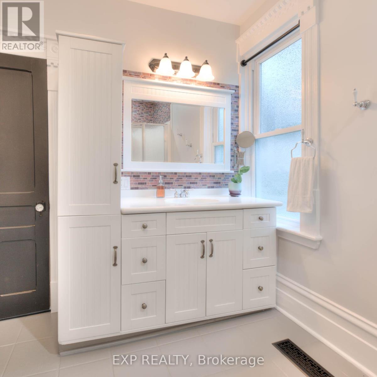 Photo 23 of 2027 Victoria Street, Howick ON