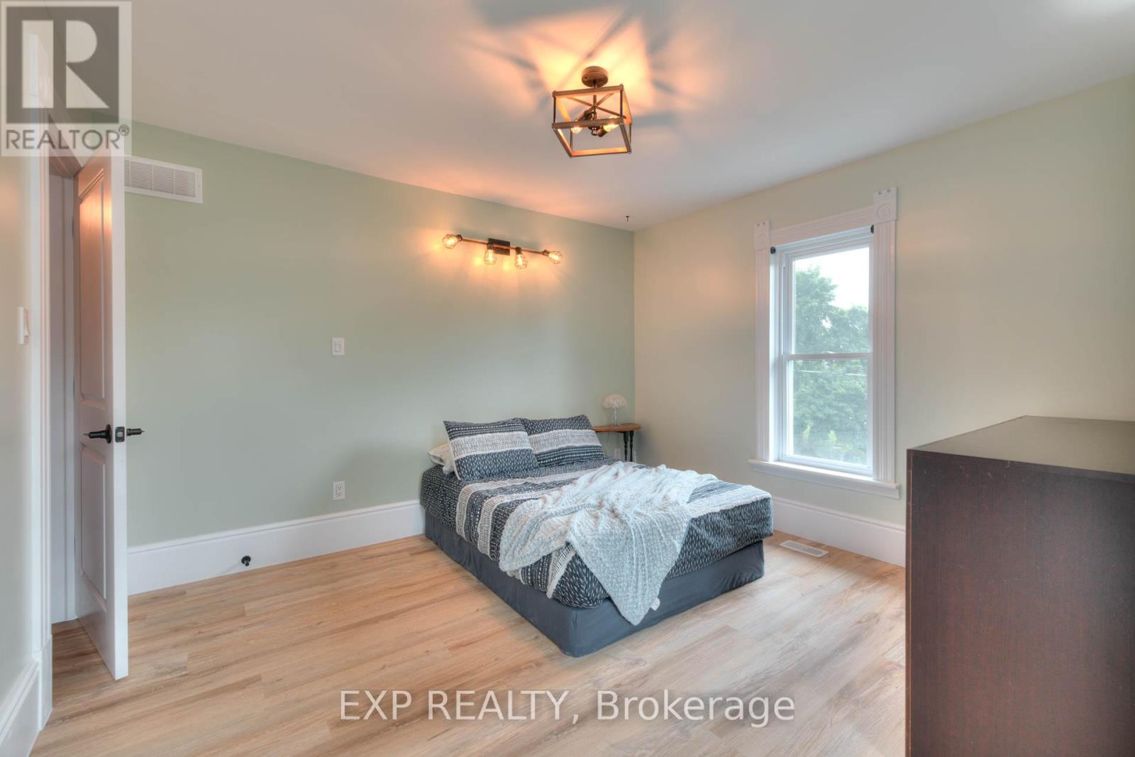 Photo 30 of 2027 Victoria Street, Howick ON