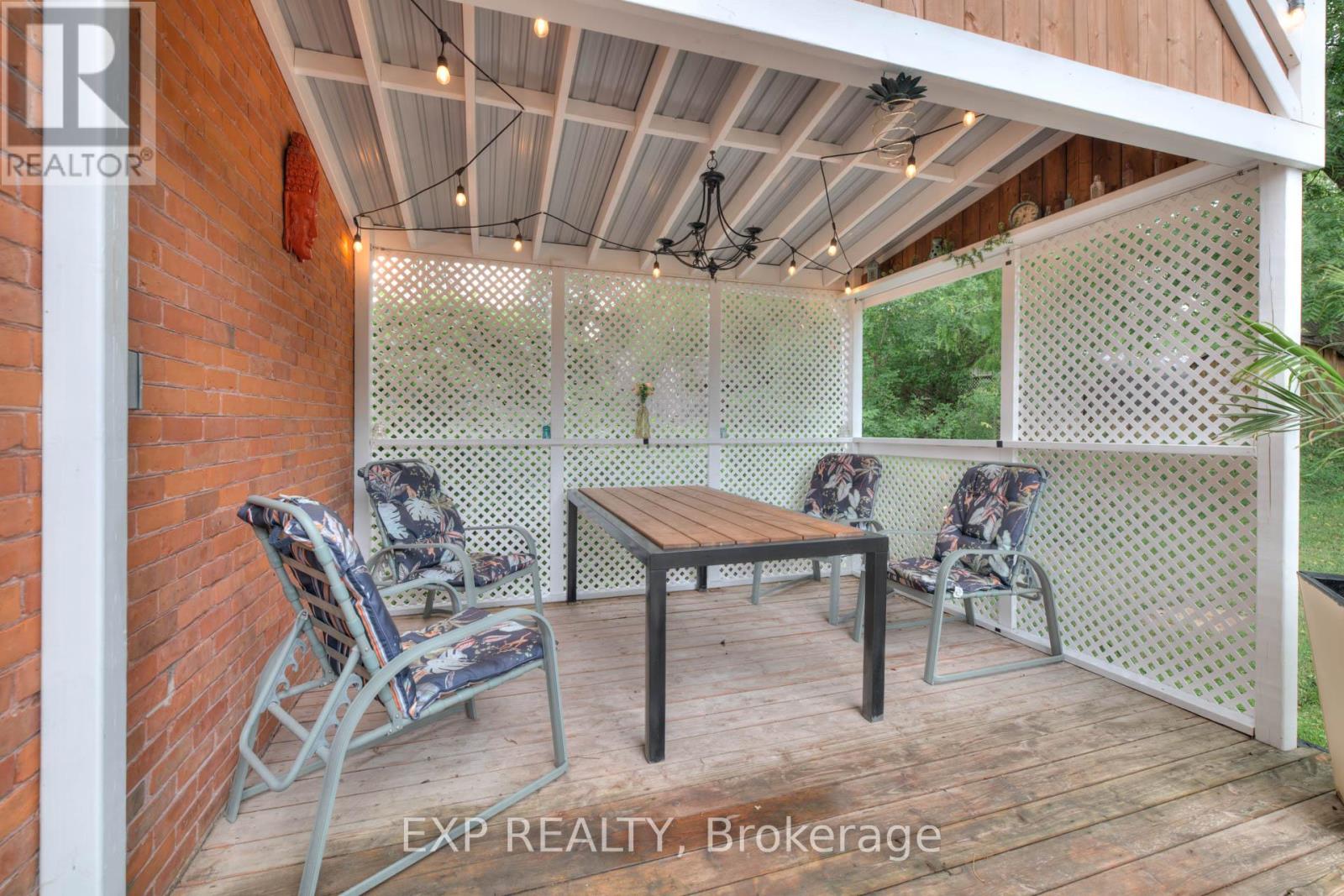Photo 38 of 2027 Victoria Street, Howick ON