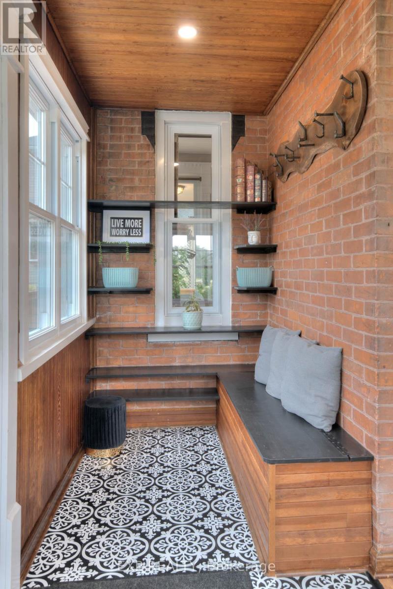 Photo 4 of 2027 Victoria Street, Howick ON