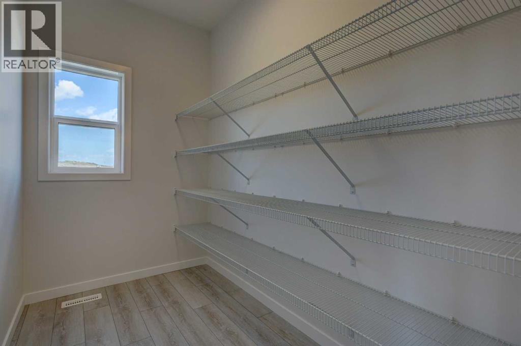Photo 13 of 98 Silver Spruce Road Sw, Calgary AB