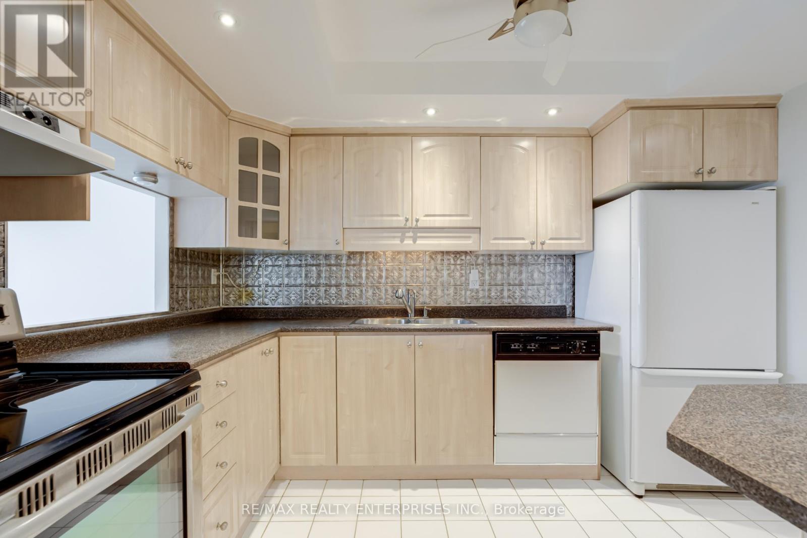Photo 11 of 205 55 Skymark Drive, Toronto ON