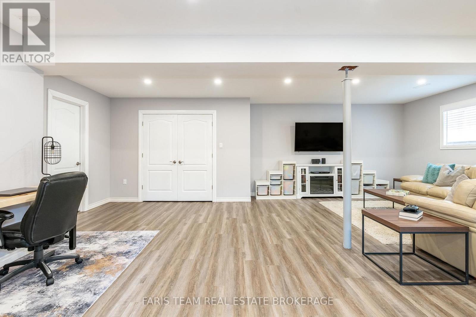 Photo 11 of 27 Marilyn Avenue S, Wasaga Beach ON