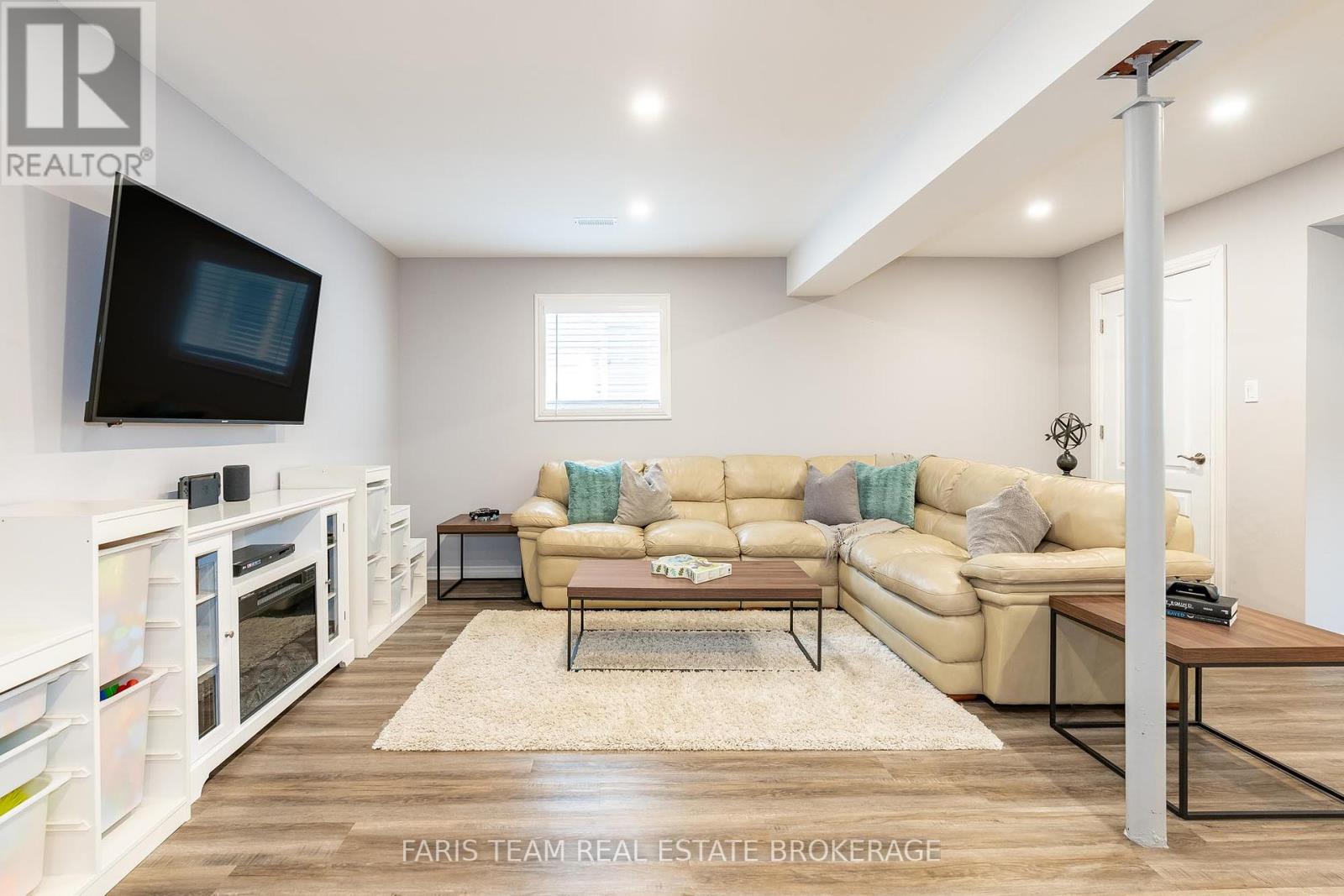 Photo 14 of 27 Marilyn Avenue S, Wasaga Beach ON