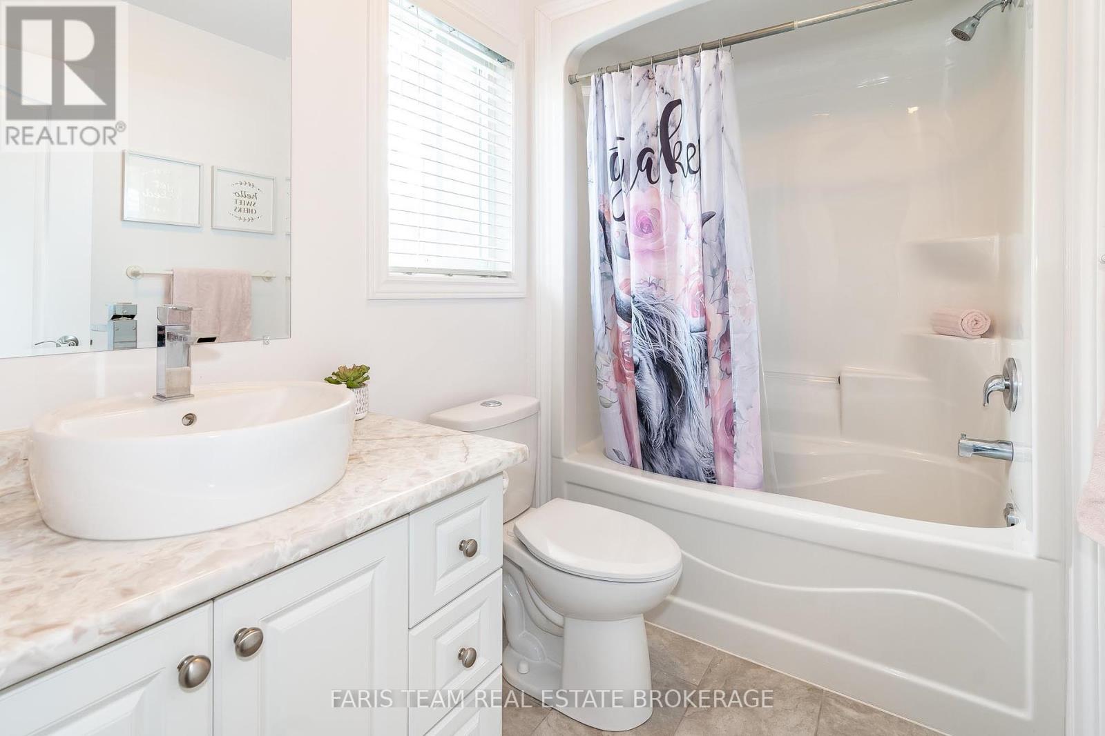 Photo 10 of 27 Marilyn Avenue S, Wasaga Beach ON