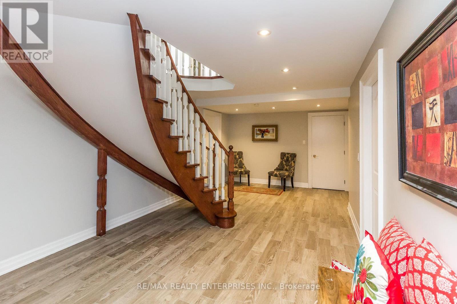 Photo 4 of 2045 Heartwood Court, Mississauga ON
