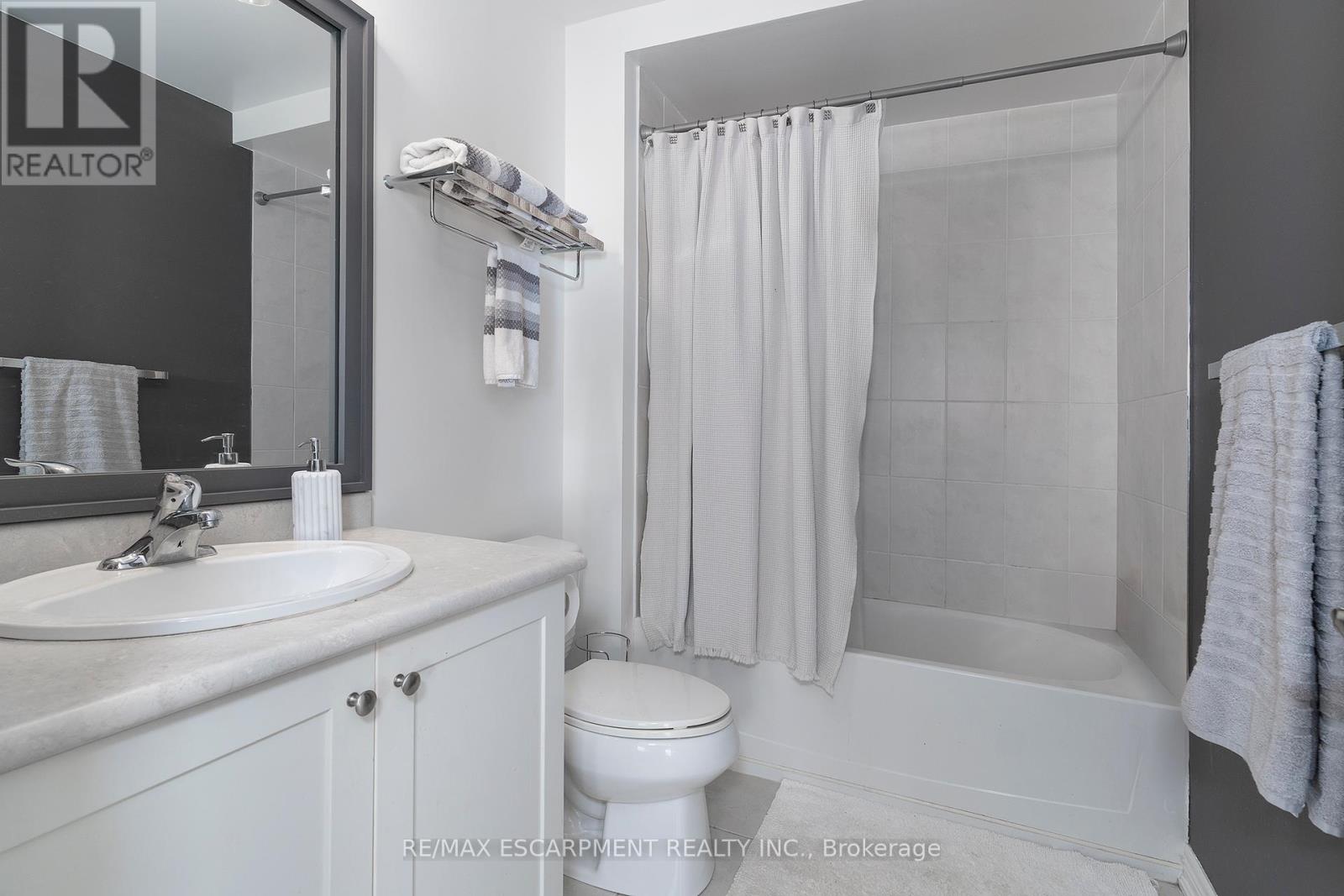 Photo 9 of 26 1401 Plains Road E, Burlington ON