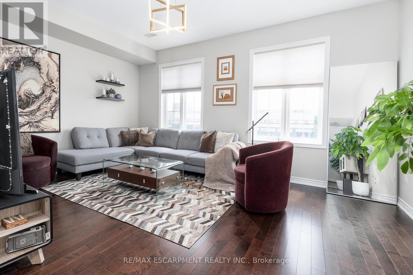 Photo 3 of 26 1401 Plains Road E, Burlington ON