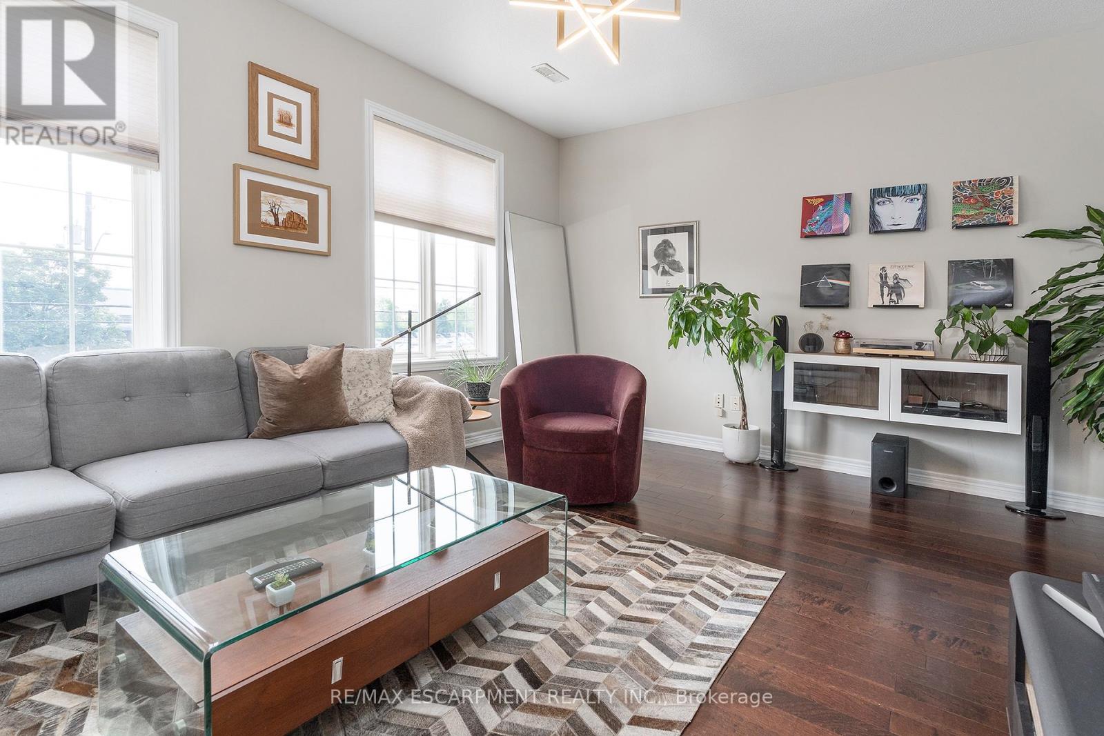 Photo 7 of 26 1401 Plains Road E, Burlington ON