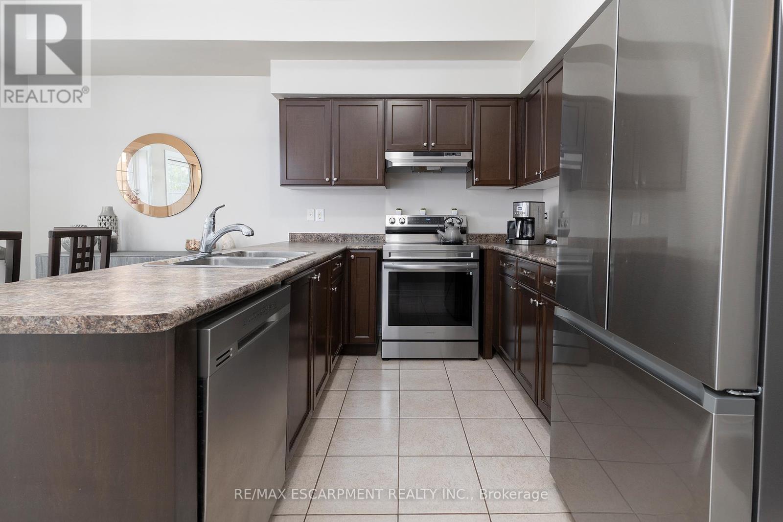 Photo 13 of 26 1401 Plains Road E, Burlington ON