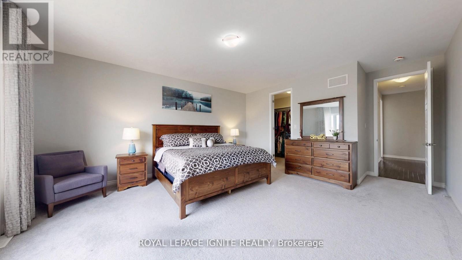 Photo 5 of 546 Kennedy Circle W, Milton ON