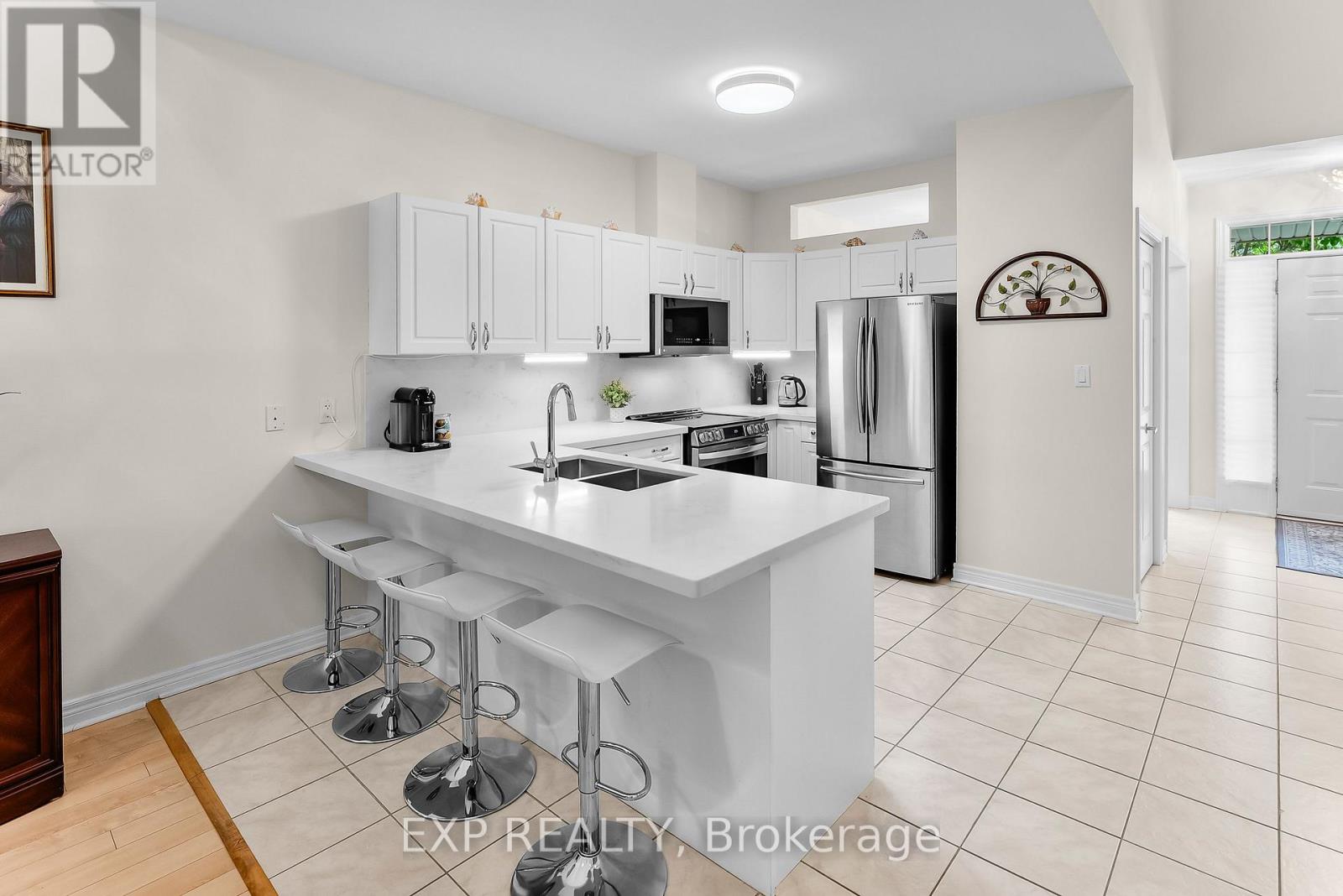 Photo 10 of 13 8142 Costabile Drive, Niagara Falls ON