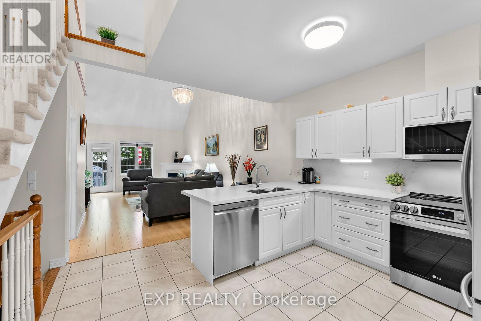 Photo 11 of 13 8142 Costabile Drive, Niagara Falls ON