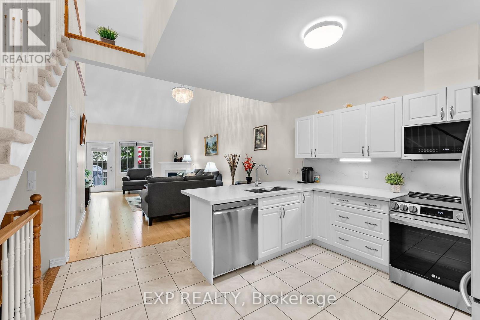Photo 9 of 13 8142 Costabile Drive, Niagara Falls ON