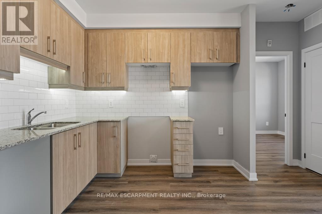 Photo 10 of 301 5002 King Street, Lincoln ON