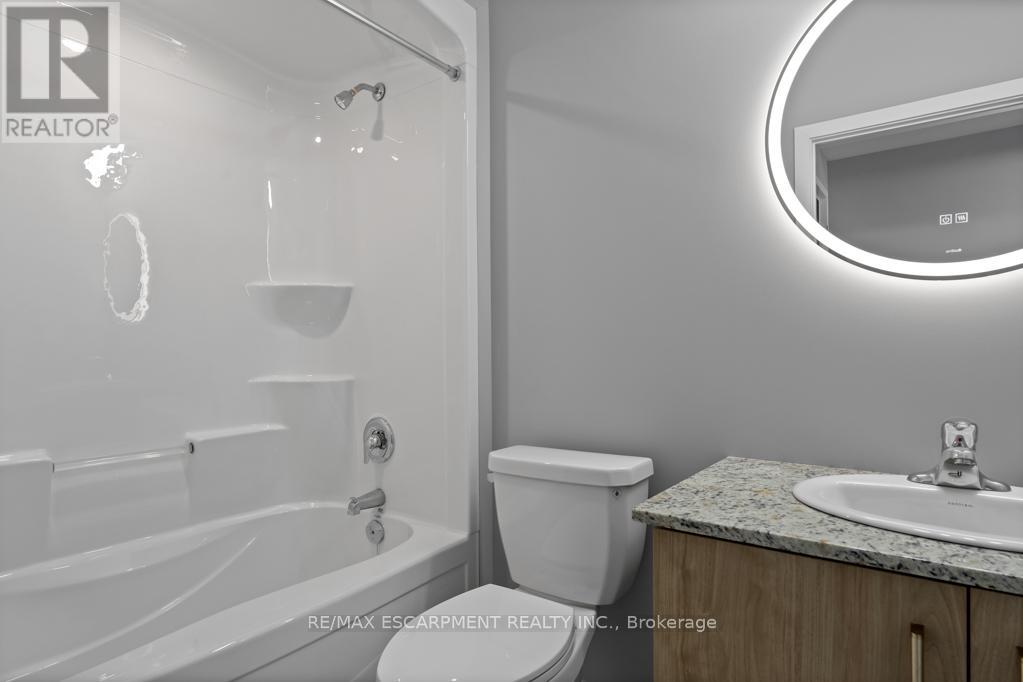 Photo 3 of 301 5002 King Street, Lincoln ON
