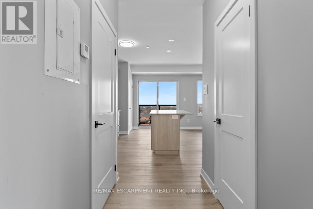 Photo 24 of 202 5002 King Street, Lincoln ON