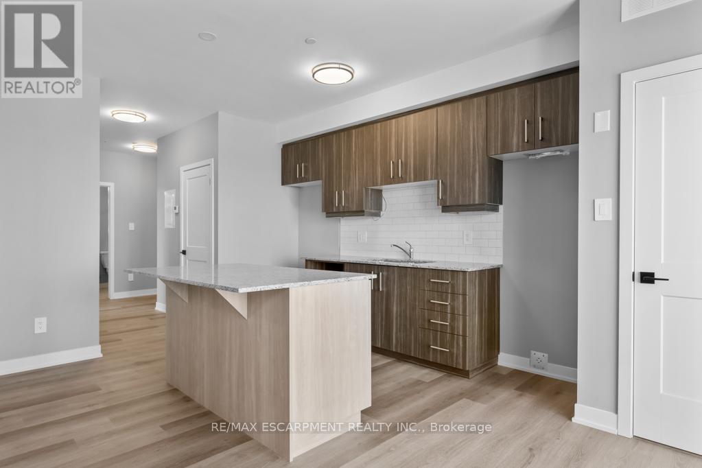 Photo 7 of 202 5002 King Street, Lincoln ON