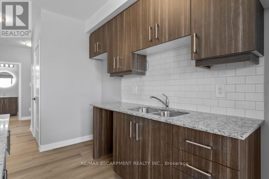 Photo 4 of 202 5002 King Street, Lincoln ON