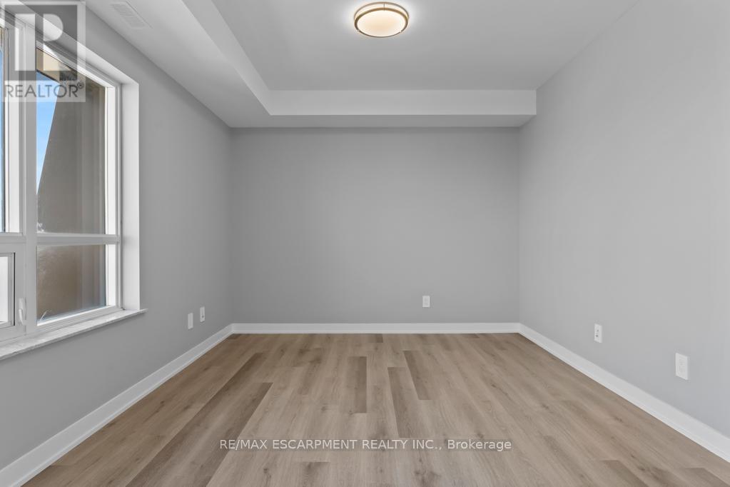 Photo 12 of 202 5002 King Street, Lincoln ON