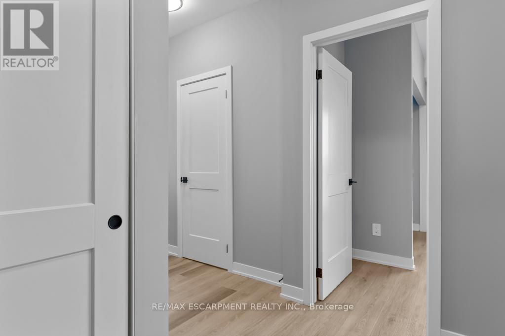 Photo 2 of 202 5002 King Street, Lincoln ON