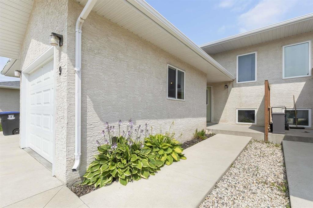 Photo 1 of 9 Kootenay Way, Steinbach MB