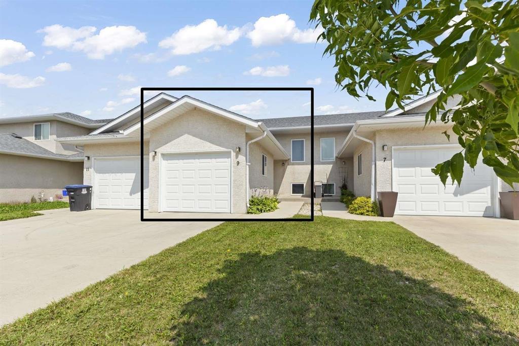 Photo 2 of 9 Kootenay Way, Steinbach MB