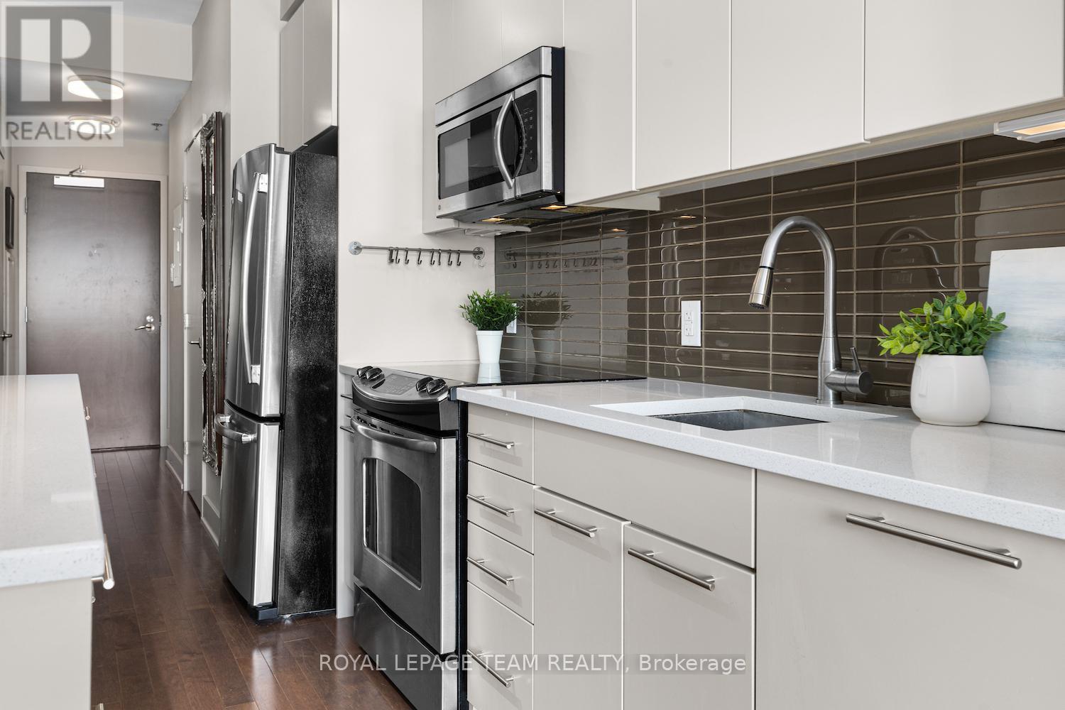 Photo 2 of 502 108 Richmond Road, Ottawa ON