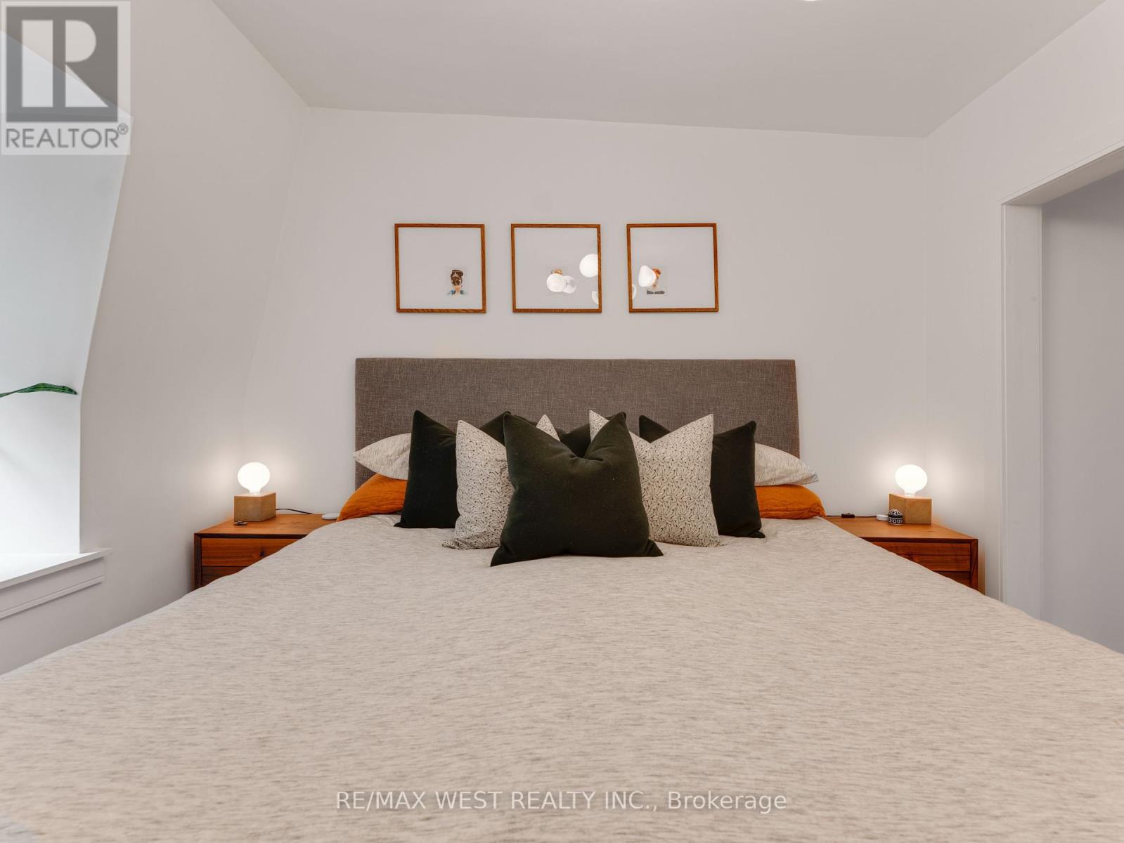Photo 11 of 553 King Street E, Toronto ON