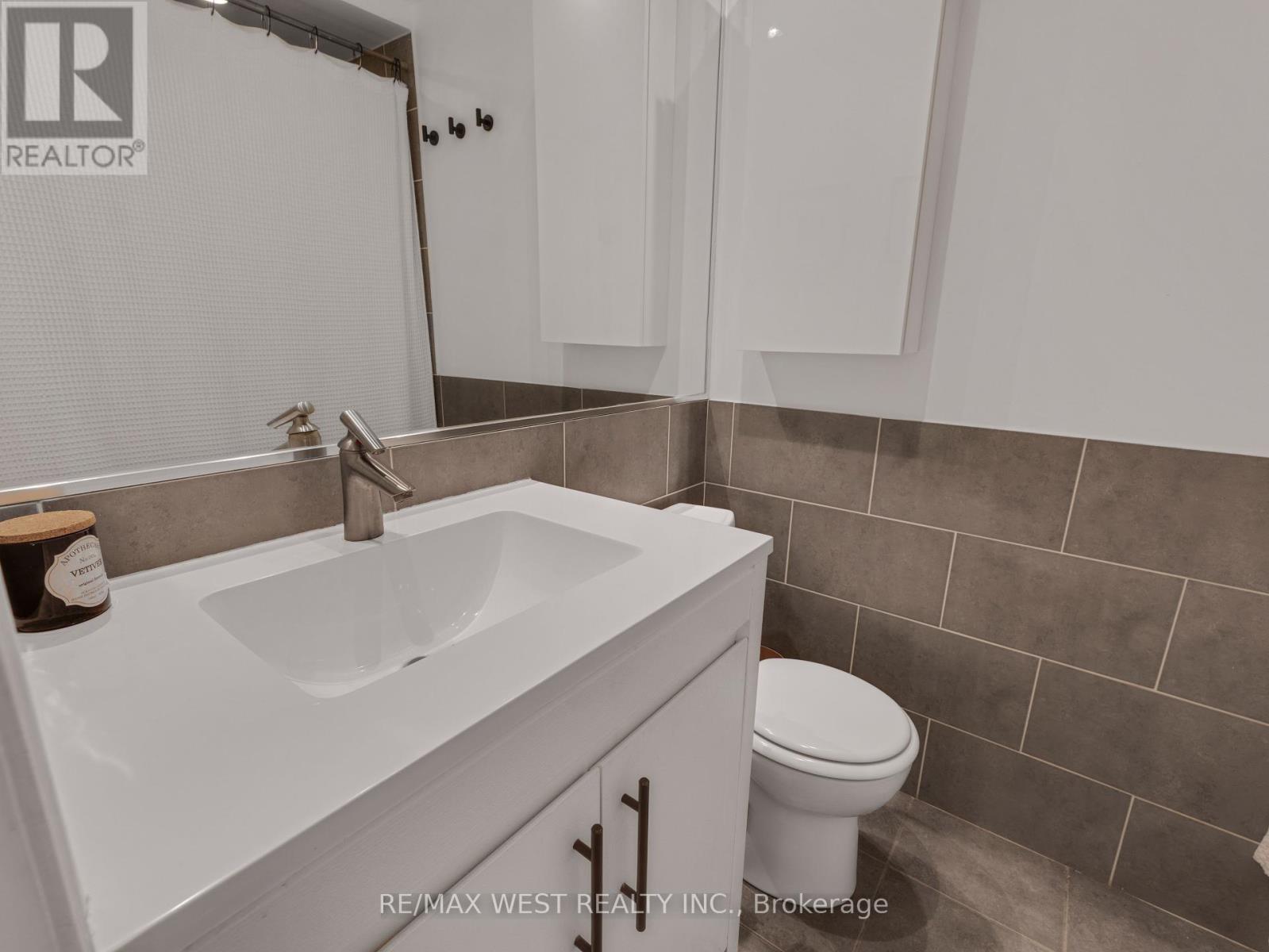 Photo 18 of 553 King Street E, Toronto ON