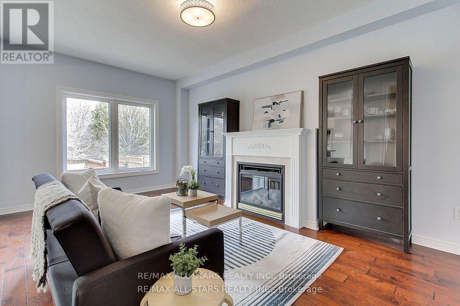 Photo 4 of 16 James Ratcliff Avenue, Whitchurchstouffville ON