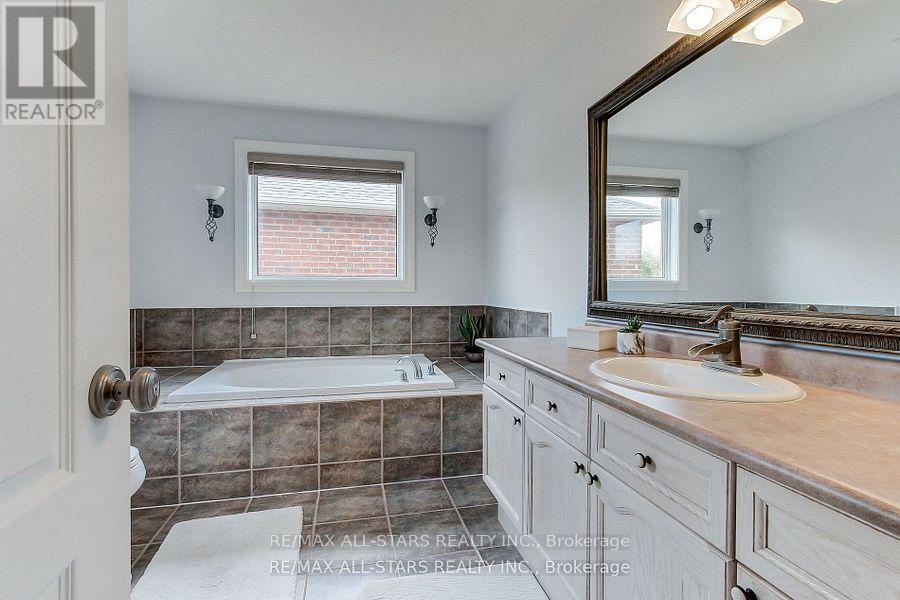 Photo 17 of 16 James Ratcliff Avenue, Whitchurchstouffville ON